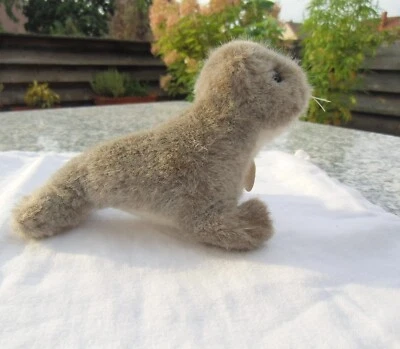 Steiff Seehund Robbe Olly mit Knopf, Fahne und Schild 1473/09 - Bild 1 von 4