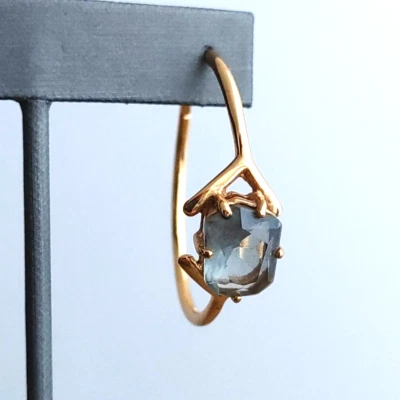 "Pendiente de aro grande único Kate Spade tono dorado facetado azul gris piedra 1,75""" Foto 1 de 4