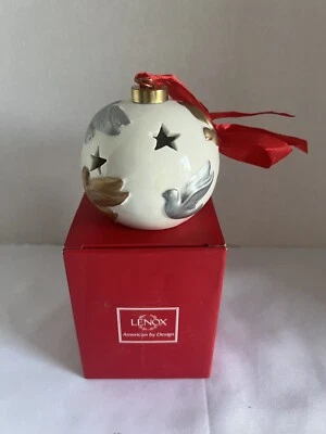 Adorno de bola de Navidad de porcelana se ilumina con estrellas y palomas alimentado por batería Foto 1 de 4