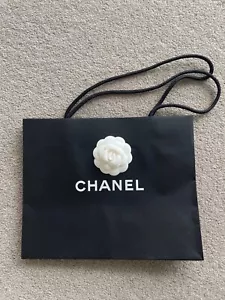 Authentic Chanel Paper Bag Shopping Bag Gift Bag Luxury Packaging with Camellia - Bild 1 von 2