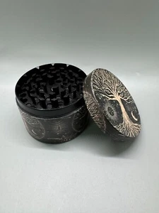 Tritatutto Erbe Tabacco 2,5" Spezie Erbe 4 pz Metallo Lega Cromo Schiacciafumo - Foto 1 di 1