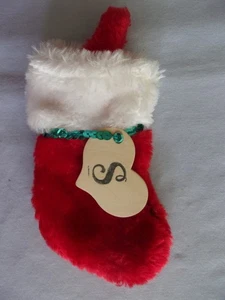 Kleiner Plüsch Weihnachtsstrumpf Ornament 6 Zoll groß mit "S" auf Holz Herz - Bild 1 von 2