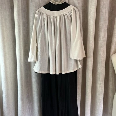 Vestido de coro vintage hecho a mano púlpito lino negro con disfraz de bata blanca reunida Foto 1 de 4