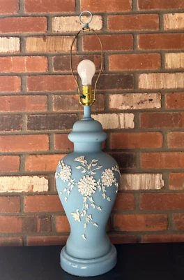 Lámpara Vintage Porcelana Italiana Jengibre Tarro Urna Azul 3D Blanco Patrón Floral Años 60 Foto 1 de 4