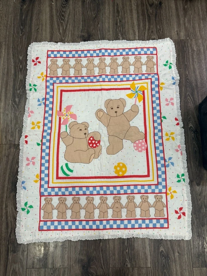 Edredón de bebé vintage hecho a mano con retazos de oso de peluche 35" X 46 algodón decoración de guardería Foto 1 de 4