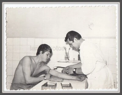 Ejército Examen Médico Hombre Guapo Soldado Torso Desnudo Pareja Cercanía Foto Gay Int Foto 1 de 3