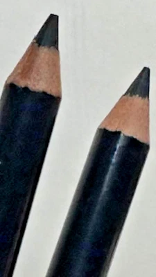 LOTE DE DOS (2) LÁPICES DELINEADORES DE OJOS NEGROS A PRUEBA DE AGUA MAC HECHOS EN CHINA  Foto 1 de 4