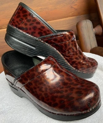 Zuecos de enfermería profesionales con estampado de leopardo de charol DANSKO 8,5-9 o 39 Italia Foto 1 de 4