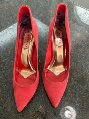 Zapatos de salón Ted Baker London para mujer talla 7 de gamuza rosa tacones de aguja forro dorado rosa Foto 1 de 4