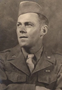 Retrato de soldado guapo de la década de 1940 uniforme militar corbata pose de estudio - Imagen 1 de 3