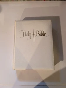 Vintage Catholic Holy Bible The New American Bible Illustrated 1971 - Picture 1 of 10