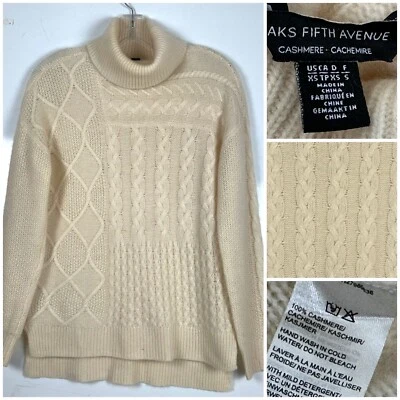 SUÉTER XS Crema Saks Fifth Avenue 100% CACHEMIRA Cable Pom Pom Tejido Cuello Alto Foto 1 de 4