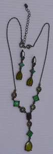 L- SET COLLANA E ORECCHINI TRAFORATI VINTAGE AVON NINA RICCI, STILE VITTORIANO NERO - Foto 1 di 6