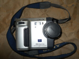 Sony FD Mavica Interpolated 1.6 MP Digital Camera MVC-FD92 NO BATTERY AS-IS