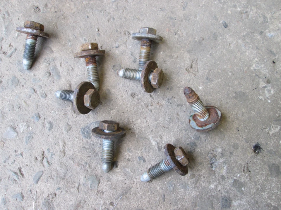 Ford Escort 2001 furgoneta MK6 1,8 TD juego completo de 8 pernos de montaje con bastidor delantero Foto 1 de 1