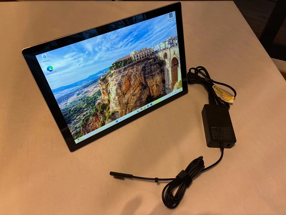 Microsoft Surface Pro 7 – Core i5-1035G4, 8 GB RAM, 128 GB SSD, 12,3” Touch, Win - Bild 1 von 4