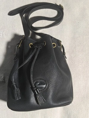 Винтажная кожаная наплечная сумка Dooney And Bourke на шнурке черная сделано в США - Изображение 1 из 4