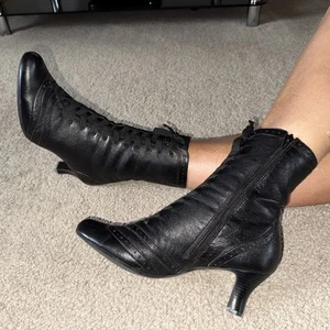 Clarks Black leather Mid Calf Victorian Boots Size 7 EUR 41 US 8.5 - Picture 1 of 13