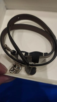Alexander McQueen pulseira de couro preto e branco 100% autêntica com caveira... - Imagem 1 de 4