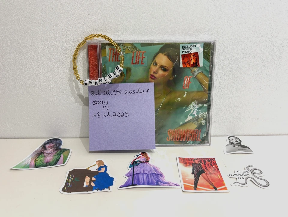 Taylor Swift - The Life of a Showgirl CD Hand-Signed Photo #3 (signiert) - Bild 1 von 4