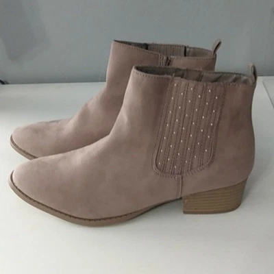 Botines LC Lauren Conrad color topo nuevos en caja con tachuelas de oro rosa Foto 1 de 4