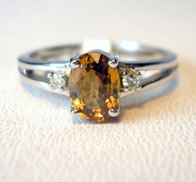 Anillo de oro blanco de 10 quilates ovalado de circonitas doradas naturales y diamantes de 1,29 quilates costaba $775 video Foto 1 de 4