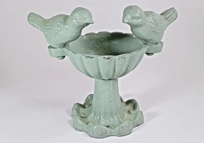 Estatua de dos gorriones de baño rústico de hierro fundido vintage de 4,75" de alto. 2 libras. Foto 1 de 4