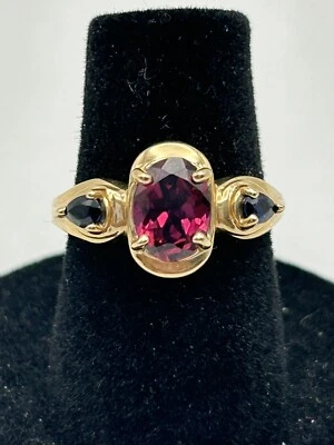 Anillo de turmalina y zafiro rubelita de oro amarillo de 14K talla 5 3/4 Foto 1 de 4