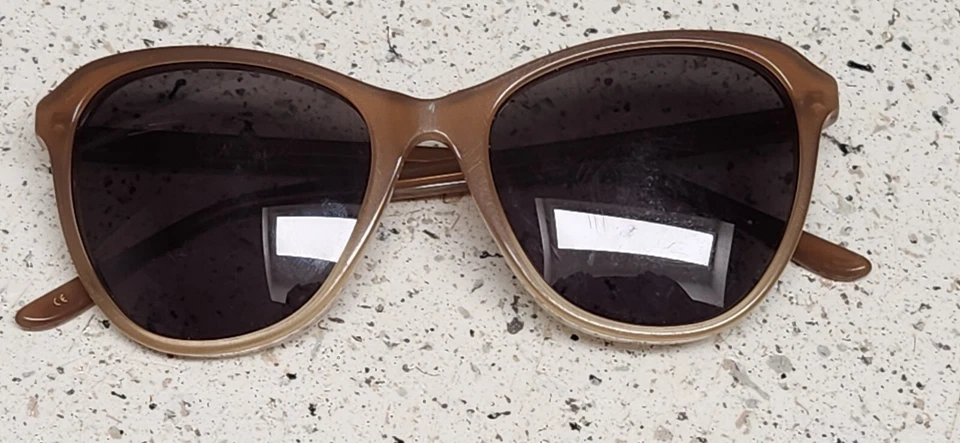 Lentes negras Wildfox Parker Biege Frames usadas de uso pesado Foto 1 de 4