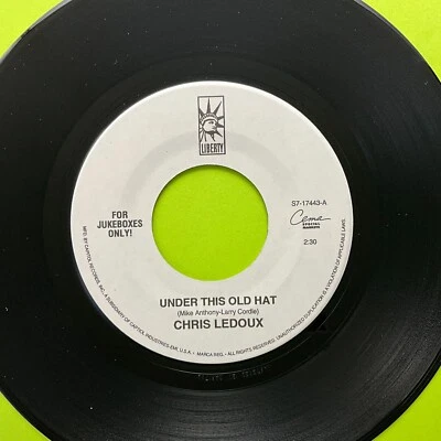 Chris LeDoux, Under This Old Hat / Cowboys Like A Little Rock, 7" 45rpm Vinyl NM Foto 1 de 2