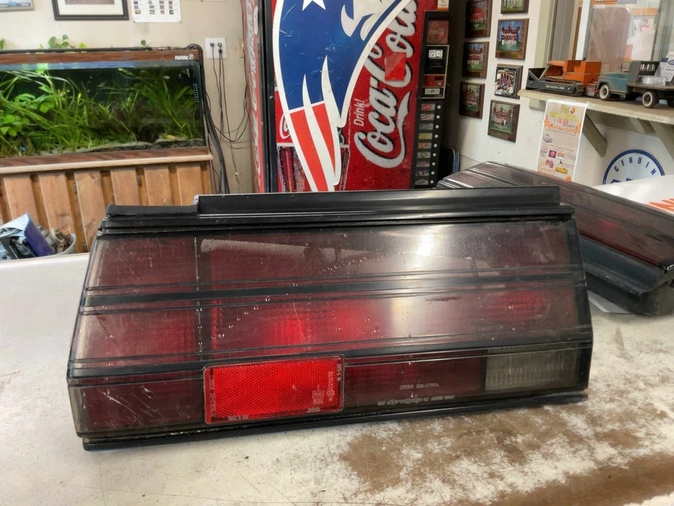 Conjunto de luz trasera izquierda MITSUBISHI STARION 84 85 86 87 88 89 LH LUZ TRASERA EXTERIOR Foto 1 de 3