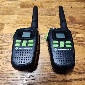 Juego de 2 Radio bidireccional Motorola MD200R Talkabout 20 millas 22 canales - Imagen 1 de 2