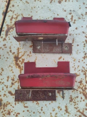 Tazas de tracción del panel de puerta Ford Thunderbird 1965/66 izquierda y derecha. Foto 1 de 4