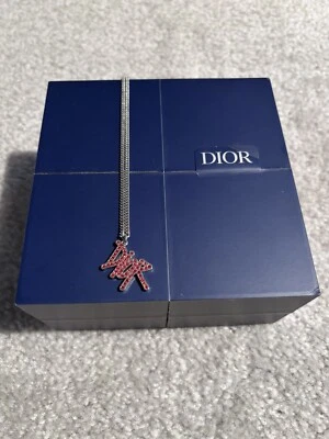 AUTÉNTICO Christian Dior x Shawn Stussy Colgante Collar Rojo ¡Con Caja Original! Foto 1 de 4
