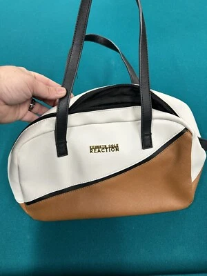 Cartera para mujer Kenneth Cole Reaction de cuero blanco y tostado Foto 1 de 2