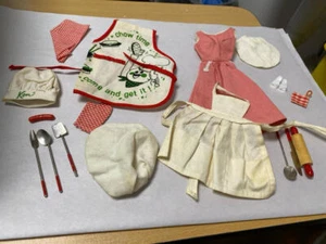 VINTAGE BARBIE OUTFIT KONVOLUT FRÖHLICHER KOCH KEN PAK UND BARBIE - Q 962 - Bild 1 von 6