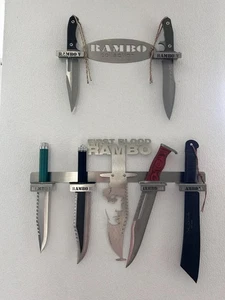 Rambo Messer 1-4 und Rambo 5 Wandhalter 2 Designer Wandhalter Edelstahl 3D Effek - Bild 1 von 4