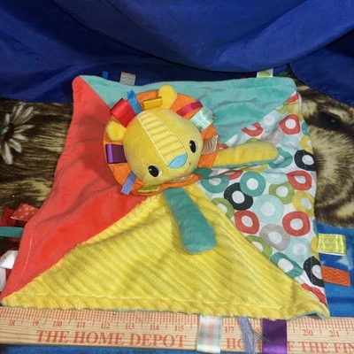 Bright Starts Taggies 狮子毛绒 Lovey 12 英寸安全婴儿毯标签颜色 — 第 1/4 张图片