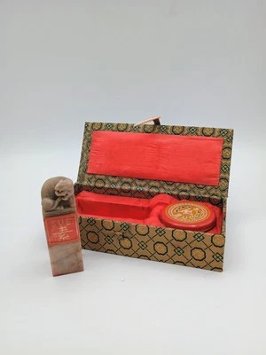 Vintage Carved Dragon Stone Stamp w/ SUE Foto 1 de 4