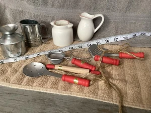 Vintage Kinder Spielzeug Küche Set Alu/Holz/Keramik Geschirr Krug Sieb usw - Bild 1 von 8