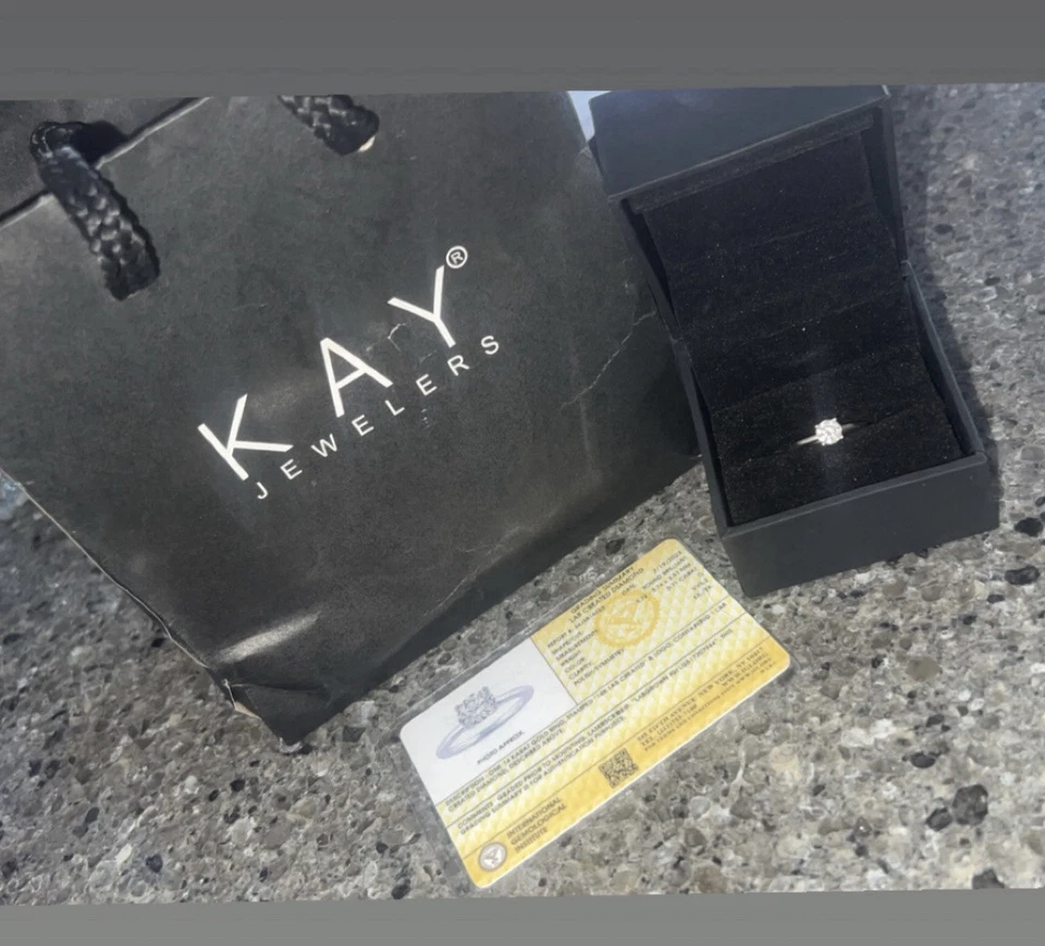 Anillo de compromiso de diamantes Kay Jewelers Foto 1 de 3