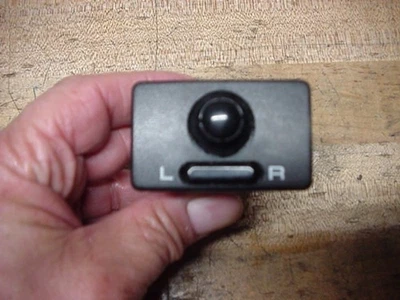 SUBARU IMPREZA 1993-2001 POWER WING MIRROR CONTROL SWITCH - Image 1 of 2