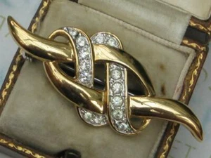 VINTAGE 70/80s GOLD plated white CRYSTAL RHINESTONE entwined ribbon brooch - Picture 1 of 4