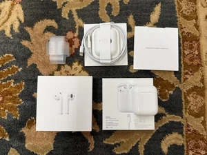 Used Good Condition Apple AirPods 2nd Generation with Charging Case and Box - Photo 1 sur 6