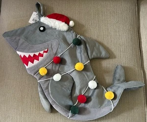 Calza natalizia nuova con etichetta squalo e stringa di luci grigio rosso hobby lobby - Foto 1 di 5
