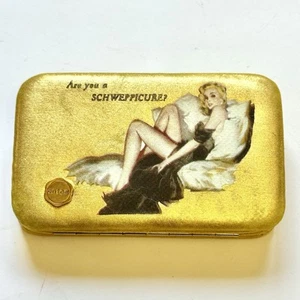 SCHWEPPES Pin Up Niña Tarjeta Cigarrillo Estuche Embrague Vintage Anuncio Schweppicure 4.5” - Imagen 1 de 9
