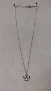 Collana  in acciaio con Fiore madreperlato impreziosito da strass - Bild 1 von 1