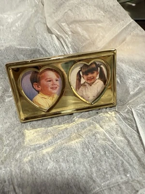 Mini marco de fotos vintage de latón macizo doble corazón nuevo stock antiguo 2"x3" Foto 1 de 4
