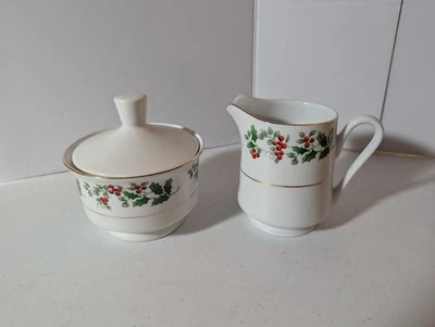 Gibson Christmas Holly Berry Sugar Bowl con Tapa y Juego de Jarra Crema Foto 1 de 4