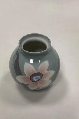 Jarrón Rorstrand Art Nouveau con flores en relieve Foto 1 de 4